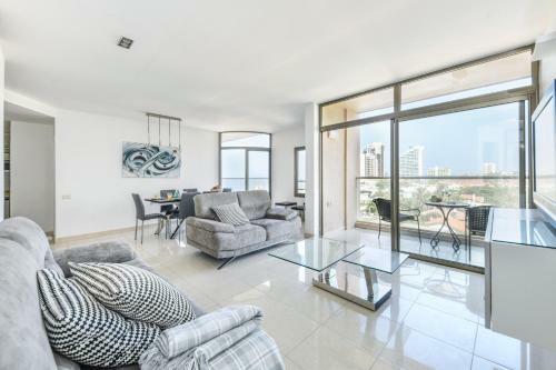 Modern 3br Apartment W/ Sea & City View