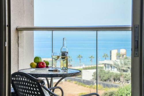 Modern 3br Apartment W/ Sea & City View