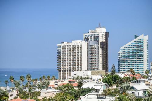 Modern 3br Apartment W/ Sea & City View