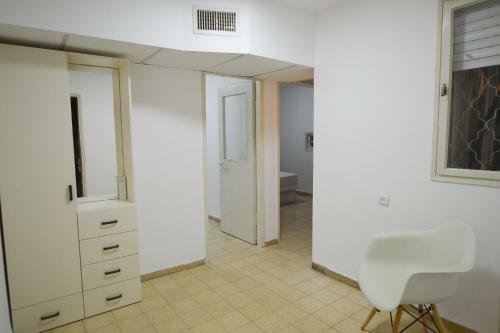 Shprinzak Cozy Apartments By Domik