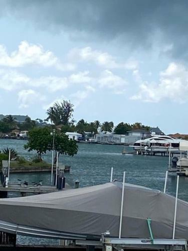 Waterfront Villa -5 Minute Walk To The North Beach!!