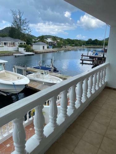 Waterfront Villa -5 Minute Walk To The North Beach!!