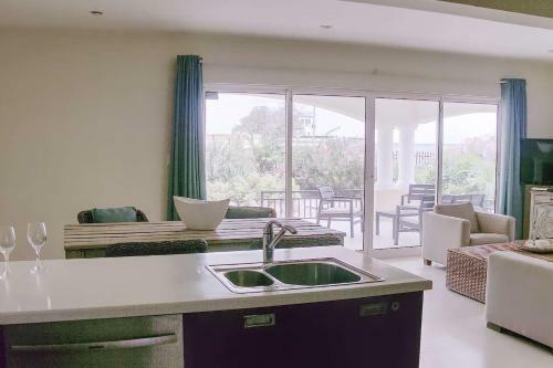 Charming Oceanfront Apartment, Great Location
