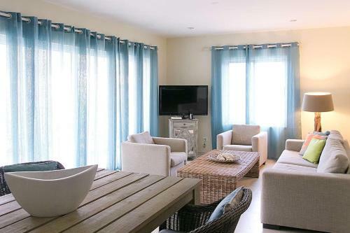 Charming Oceanfront Apartment, Great Location