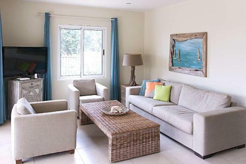 Charming Oceanfront Apartment, Great Location