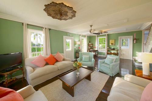 3/br 3/ba Character Home In Governors Harbour!