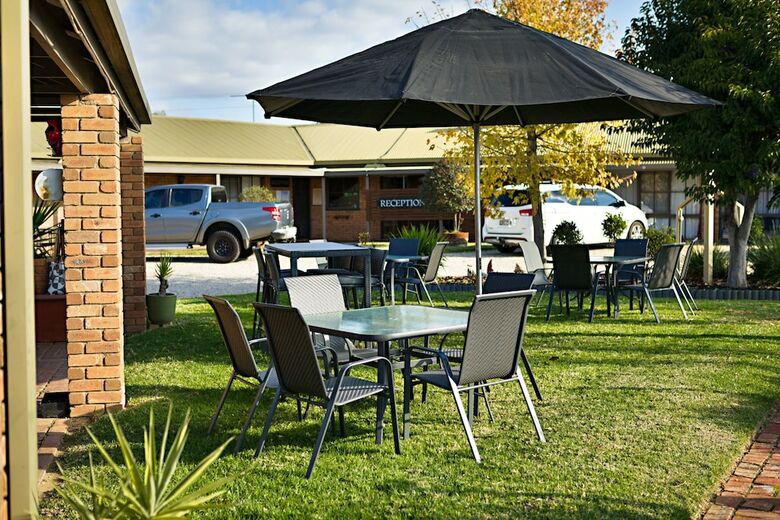 Statesman Motor Inn