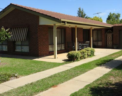 Lone Pine Motel