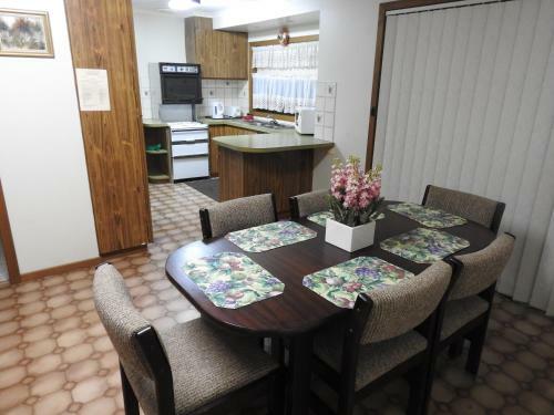 Lone Pine Motel