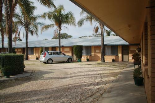 Lone Pine Motel