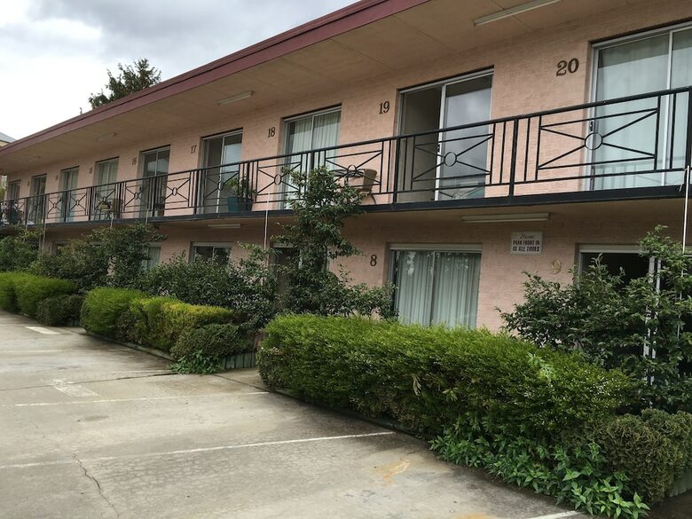 Crest Motor Inn