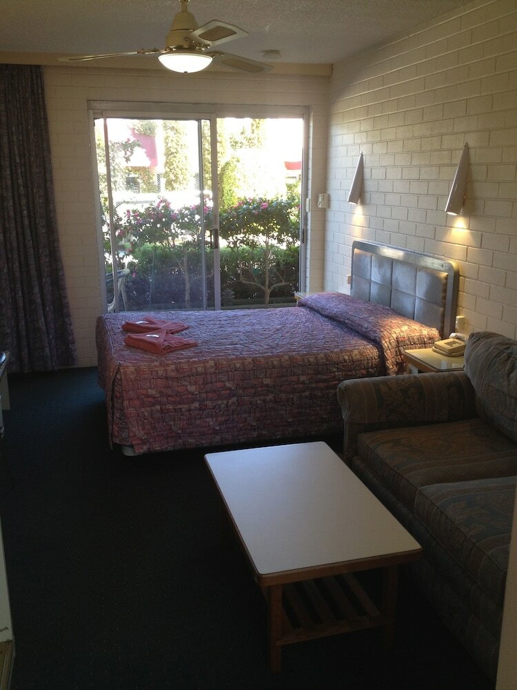 Crest Motor Inn