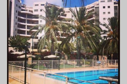 Stylish Private Garden Apartment W/ A Pool & Gym.