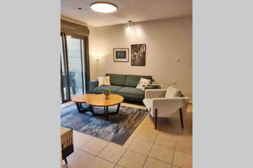 Stylish Private Garden Apartment W/ A Pool & Gym.