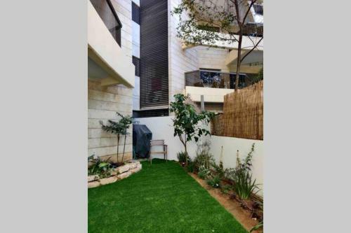 Stylish Private Garden Apartment W/ A Pool & Gym.