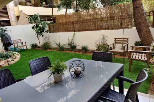 Stylish Private Garden Apartment W/ A Pool & Gym.