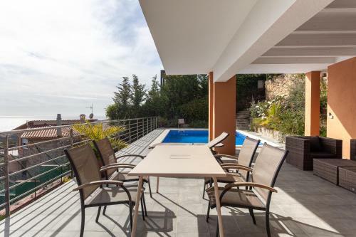 Villa Holiday House In A Garden With View