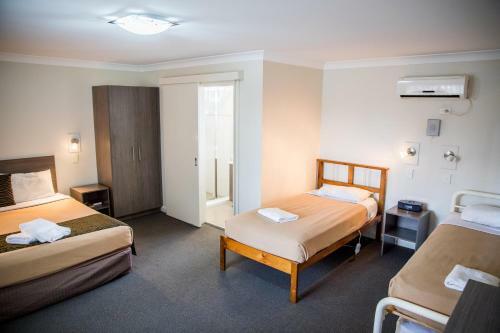 Lilac City Motor Inn & Steakhouse