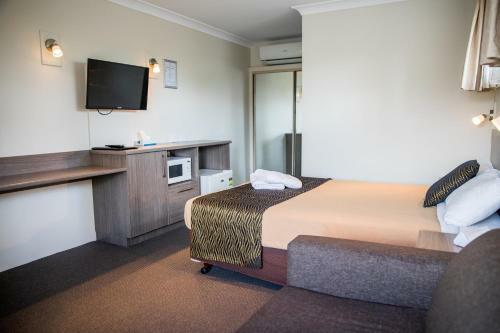 Lilac City Motor Inn & Steakhouse