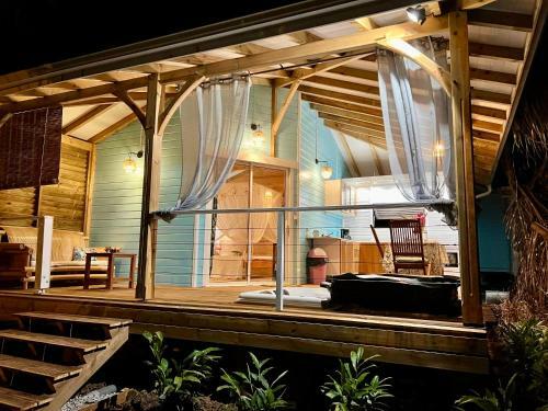Splendide Bungalow En Bois Avec Jacuzzi Dans Un Parc Tropical