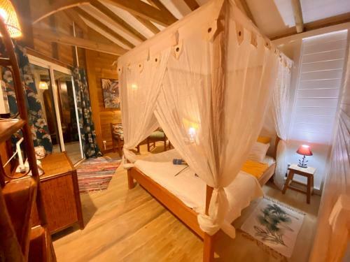 Splendide Bungalow En Bois Avec Jacuzzi Dans Un Parc Tropical