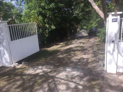 Hostal Location Bas De Maison