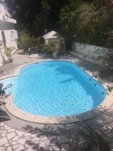 Hostal Location Bas De Maison