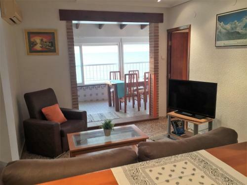 Beachfront And Bright Apartment