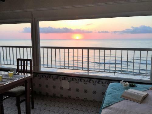 Beachfront And Bright Apartment