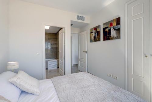 Duquesa Village Apartment - 2 Bed/2 Bath Apartment With Panoramic Sea Views