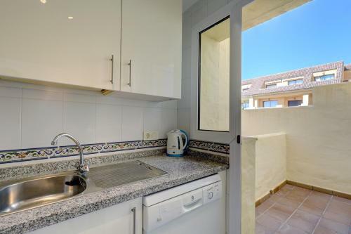 Duquesa Village Apartment - 2 Bed/2 Bath Apartment With Panoramic Sea Views