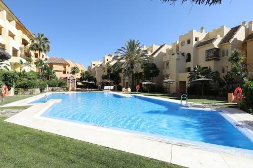 Duquesa Village Apartment - 2 Bed/2 Bath Apartment With Panoramic Sea Views
