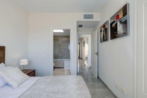 Duquesa Village Apartment - 2 Bed/2 Bath Apartment With Panoramic Sea Views