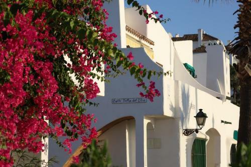 Puerto De La Duquesa Beachfront Apartment