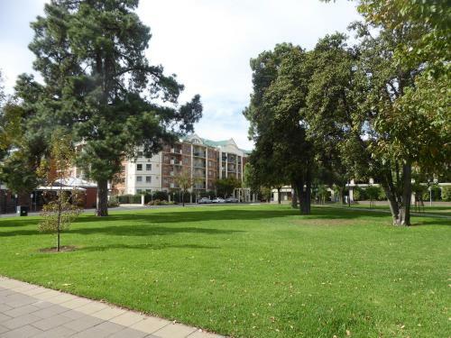 Adelaide Cbd Apartment - 3br, 2bath & Carpark