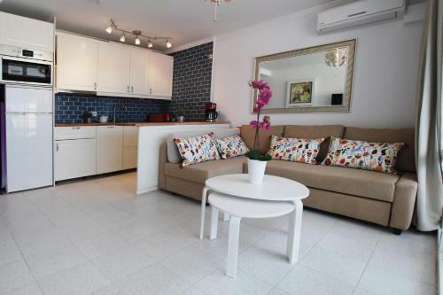 Central Apartment Overlooking Yumbo Centre With Heated Pool