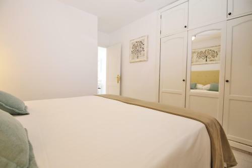 Central Apartment Overlooking Yumbo Centre With Heated Pool