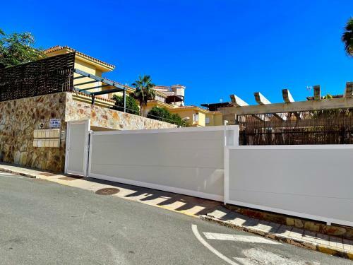 Sea Edge Friendly Villa