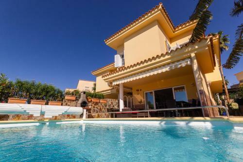 Sea Edge Friendly Villa