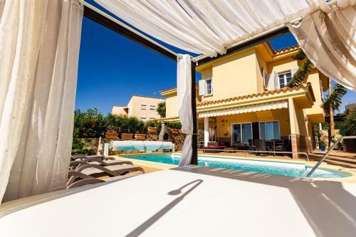 Sea Edge Friendly Villa