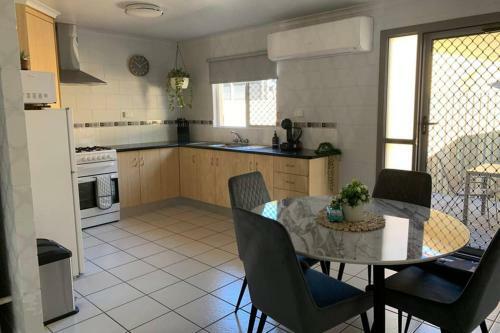 Andergrove Home With A Garden View-wi-fi & Netflix