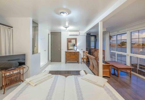 Refurbished Seafront Apartment