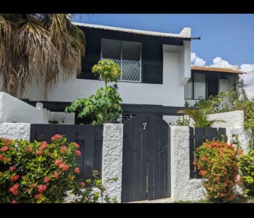 Apartamento Kingston Quiet Retreat 3 Bedroom 3 Bath