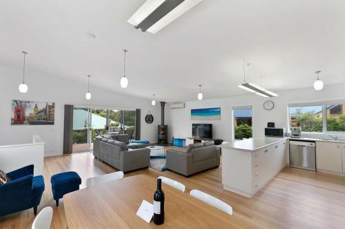 Charlie?s Beach House 1block To Beach Pet Friendly