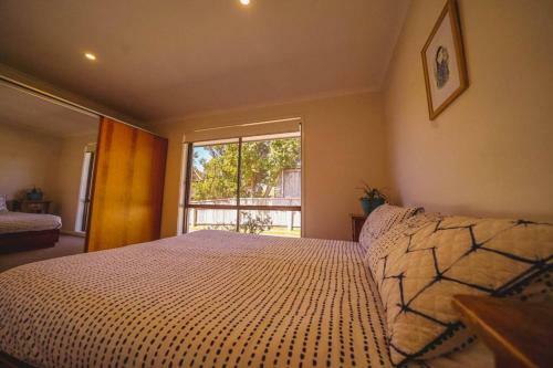 Orana ~ 2 Blocks To Beach ~ Free Wifi