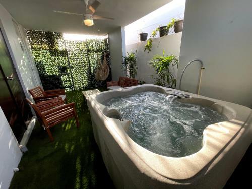 Newly Renovated House With Jacuzzi And Terrace