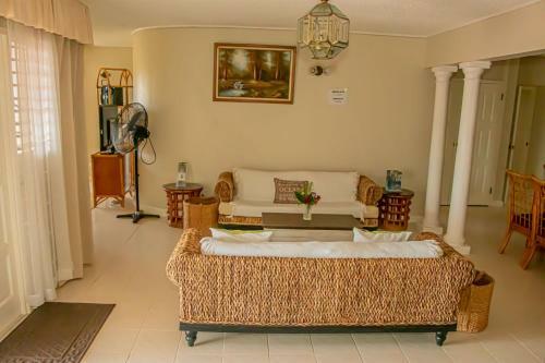 Hostal The Whytehouse Villa