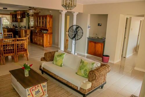 Hostal The Whytehouse Villa