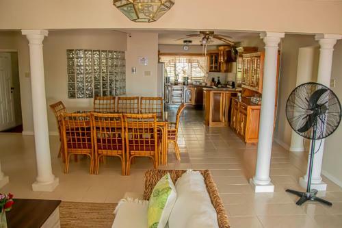 Hostal The Whytehouse Villa