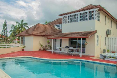 Hostal The Whytehouse Villa